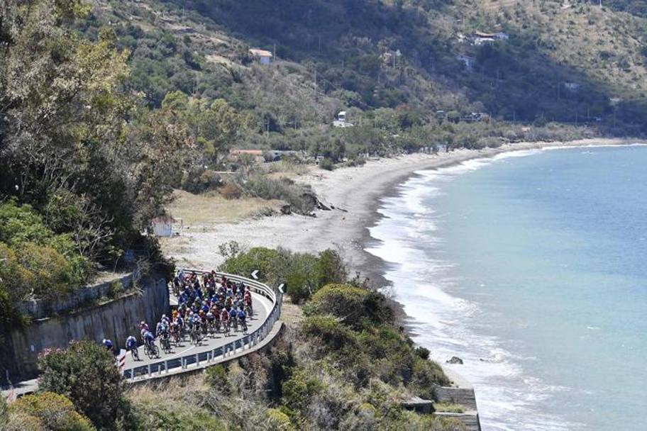 Un&#39;istantanea del Giro che abbraccia tutta la bellezza della Sicilia. Lapresse